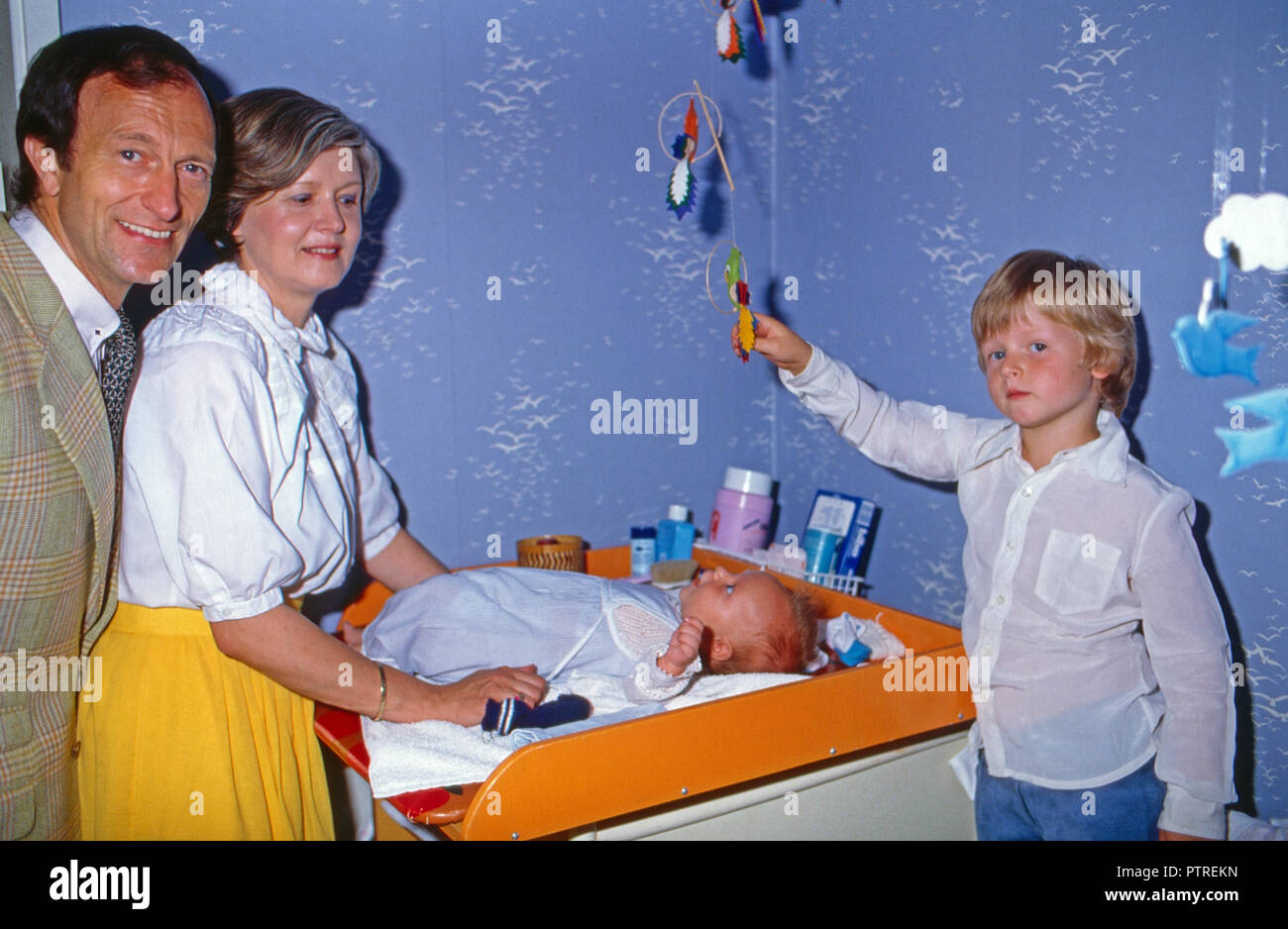 Historiker Friedrich Wilhelm Prinz von Preußen mit Gemahlin Ehrengard, Sohn Joachim Albrecht (bébé) und Sohn Friedrich Wilhelm à Brême, Allemagne 1984. L'historien Friedrich Wilhelm de Prusse avec son épouse Ehrengard, bébé fils Joachim Albrecht et son fils Friedrich Wilhelm à Brême, Allemagne 1984. Banque D'Images