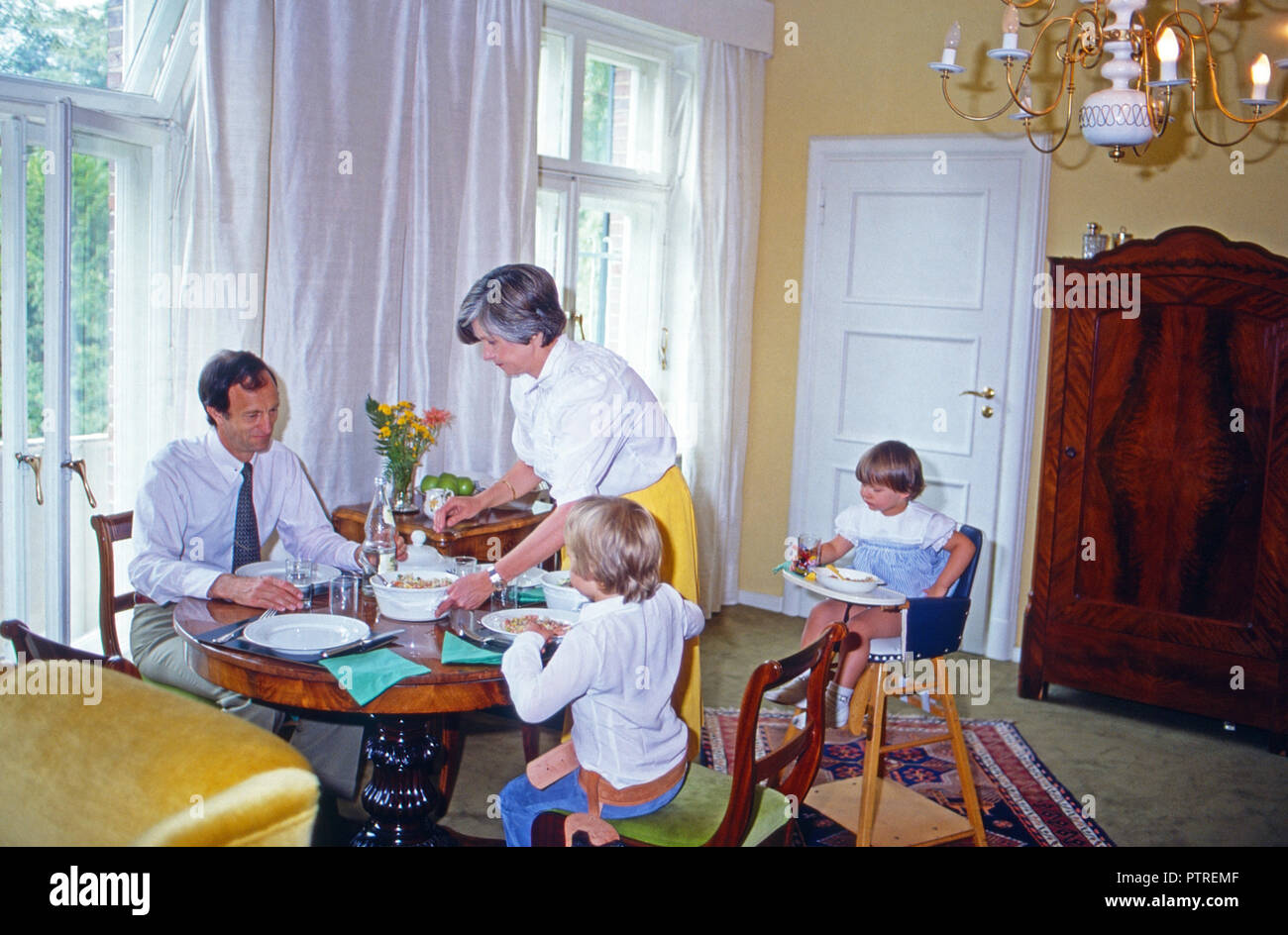 Historiker Friedrich Wilhelm Prinz von Preußen beim Mittagessen mit Gemahlin Ehrengard, Sohn Friedrich Wilhelm und Tochter Viktoria Luise à Brême, Allemagne 1984. L'historien Friedrich Wilhelm de Prusse en train de déjeuner avec son épouse Ehrengard, fils de Friedrich Wilhelm et leur fille Viktoria Luise à Brême, Allemagne 1984. Banque D'Images