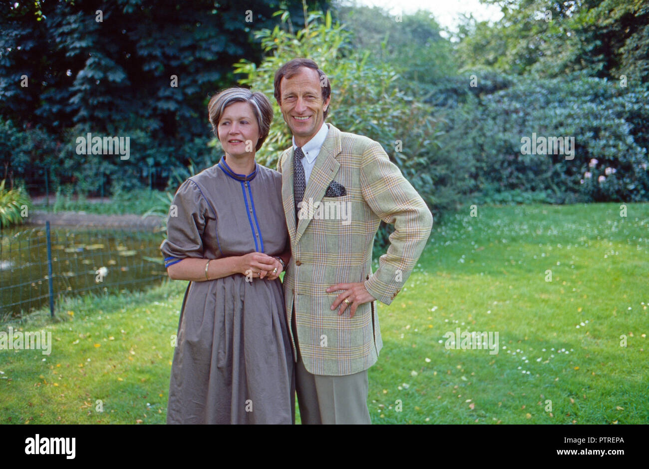Historiker Friedrich Wilhelm Prinz von Preußen mit Gemahlin Ehrengard im Garten à Brême, Allemagne 1984. L'historien Friedrich Wilhelm de Prusse avec son épouse Ehrengard dans le jardin de leur maison à Brême, Allemagne 1984. Banque D'Images
