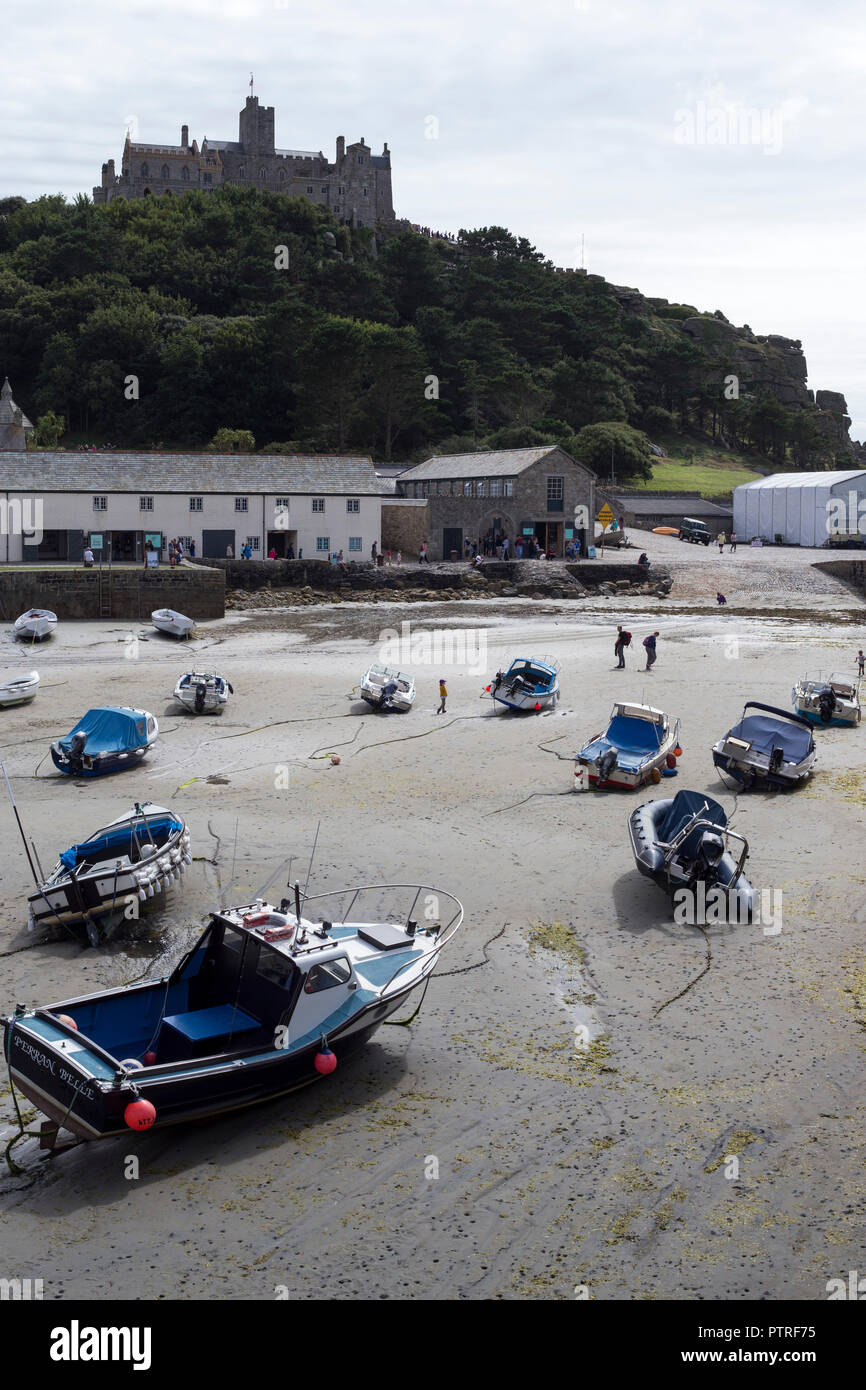 Vue sur St Michael's Mount du port. Banque D'Images