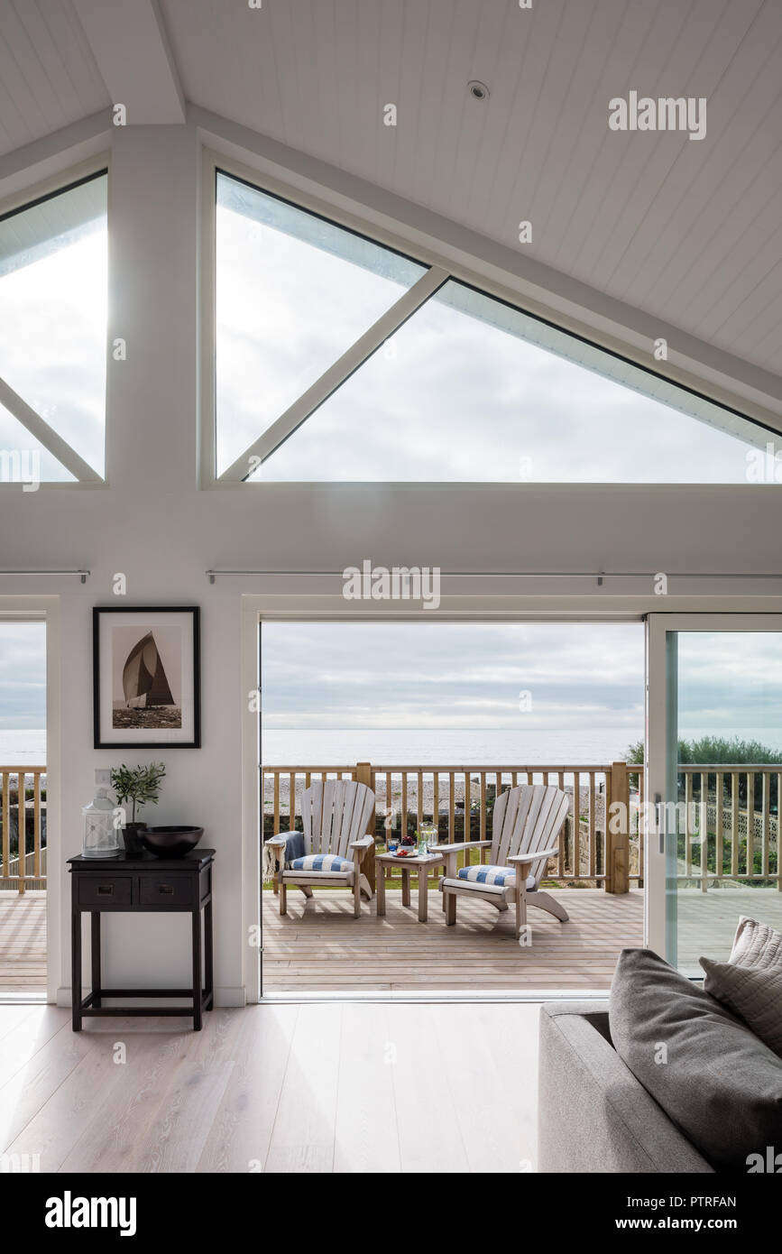 Noir et blanc photo maritime de l'île de Wight sur table avec vue à travers une fenêtre sur terrasse en bois et West Wittering beach Banque D'Images