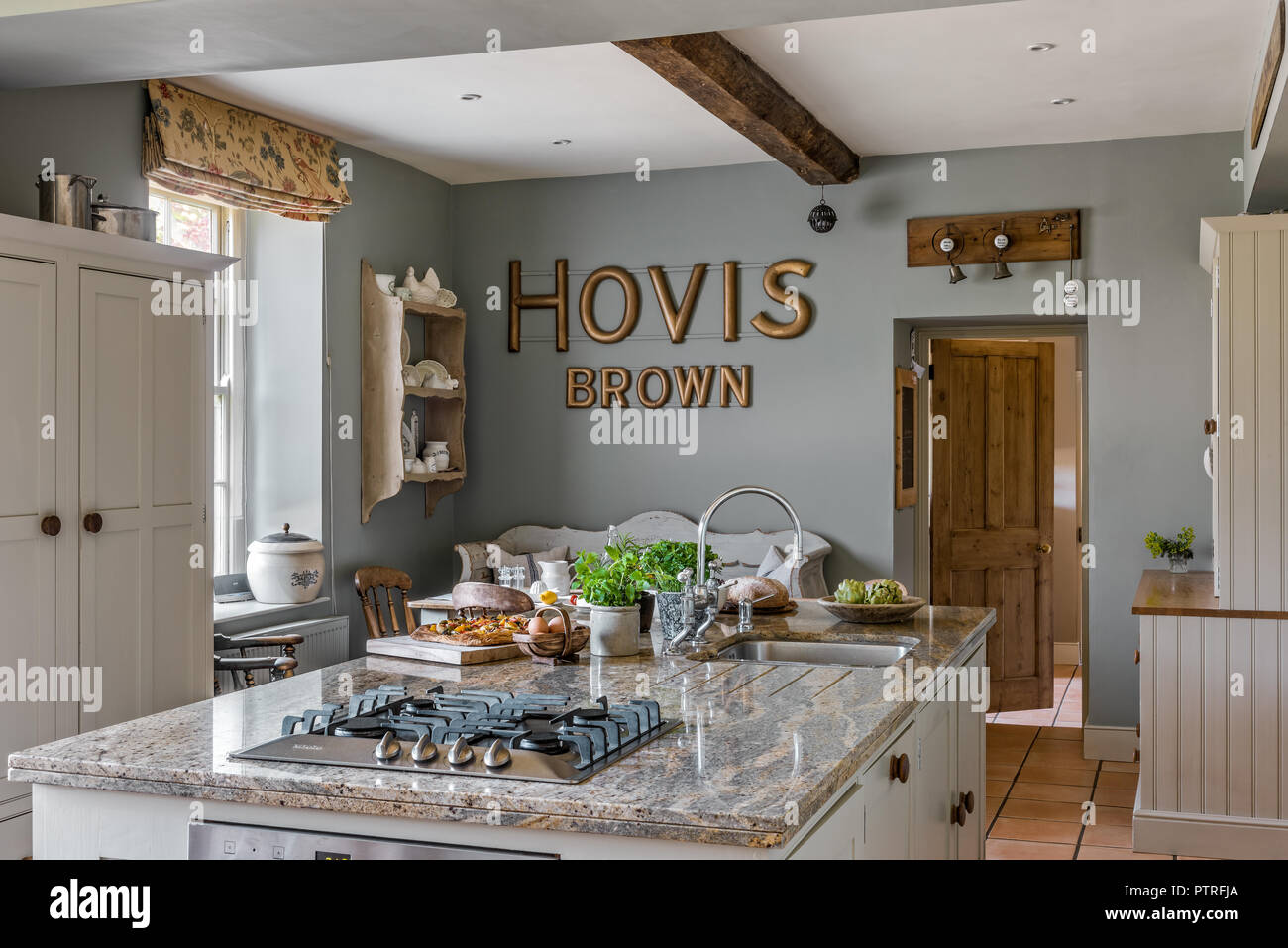 HOVIS 'lettrage' dans la cuisine avec cuisinière à gaz montés sur l'unité de l'île ferme du 16ème siècle restaurée dans Banque D'Images