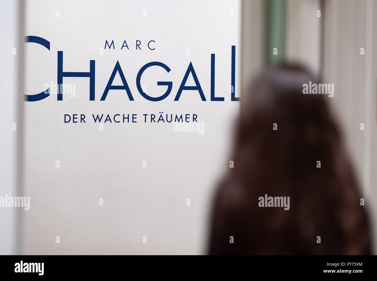 10 octobre 2018, en Rhénanie du Nord-Westphalie, Muenster : 10 octobre 2018, l'Allemagne, Münster : une femme marche à travers l'exposition de Marc Chagall "LE RÊVEUR éveillé" au musée Pablo Picasso. Autour de 120 œuvres de Marc Chagall peut être vu à partir de ce samedi sur dans l'exposition 'Der wache Traeumer' à Muenster. Au Musée d'Art de Pablo Picasso, les visiteurs peuvent s'immerger dans l'artiste rêve fantastique 'WORLD', le musée a annoncé, lors d'une présentation préliminaire le mercredi. Parmi les peintures, dessins en couleur et éléments graphiques en couleur sont aussi prêts de la célèbre Centre Pompidou à Paris ou ra Banque D'Images