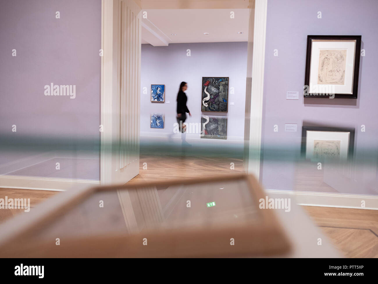 10 octobre 2018, en Rhénanie du Nord-Westphalie, Muenster : 10 octobre 2018, l'Allemagne, Münster : une femme marche à travers l'exposition de Marc Chagall "LE RÊVEUR éveillé" au musée Pablo Picasso. Autour de 120 œuvres de Marc Chagall peut être vu à partir de ce samedi sur dans l'exposition 'Der wache Traeumer' à Muenster. Au Musée d'Art de Pablo Picasso, les visiteurs peuvent s'immerger dans l'artiste rêve fantastique 'WORLD', le musée a annoncé, lors d'une présentation préliminaire le mercredi. Parmi les peintures, dessins en couleur et éléments graphiques en couleur sont aussi prêts de la célèbre Centre Pompidou à Paris ou ra Banque D'Images