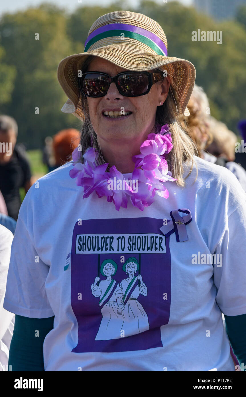 Londres, Royaume-Uni. 10 octobre 2018. Une femme porte un t-shirt montrant les suffragettes à l'épaule à épaule rally dans Hyde Park par des groupes faisant campagne pour les femmes nées dans les années 1950 pour retrouver les pensions volé sous les gouvernements successifs, y compris la Campagne Waspi (Femmes contre les inégalités de pensions de l'Etat), retour à 60, nous avons payé, vous payer et d'autres. Crédit : Peter Marshall/Alamy Live News Banque D'Images