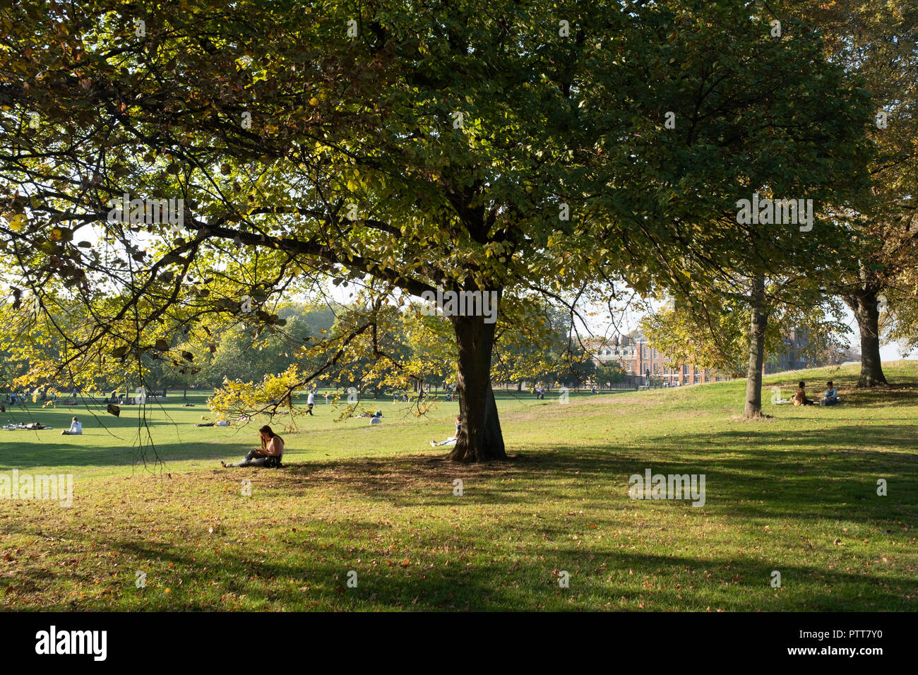 London UK 10 Octobre 2018 : les Londoniens profitant du temps d'automne exceptionnellement doux dans les jardins de Kensington. Crédit : à vue/Photographique Alamy Live News Banque D'Images