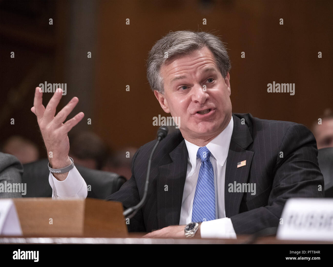 Washington, District de Columbia, Etats-Unis. 10 Oct, 2018. Directeur du Federal Bureau of Investigation (FBI) Christopher A. Wray donne témoignage devant le comité du Sénat américain sur la sécurité intérieure et les affaires gouvernementales au cours d'une audition intitulée ''Les menaces à la Patrie'' sur la colline du Capitole à Washington, DC le mercredi, Octobre 10, 2018 Credit : Ron Sachs/CNP/ZUMA/Alamy Fil Live News Banque D'Images