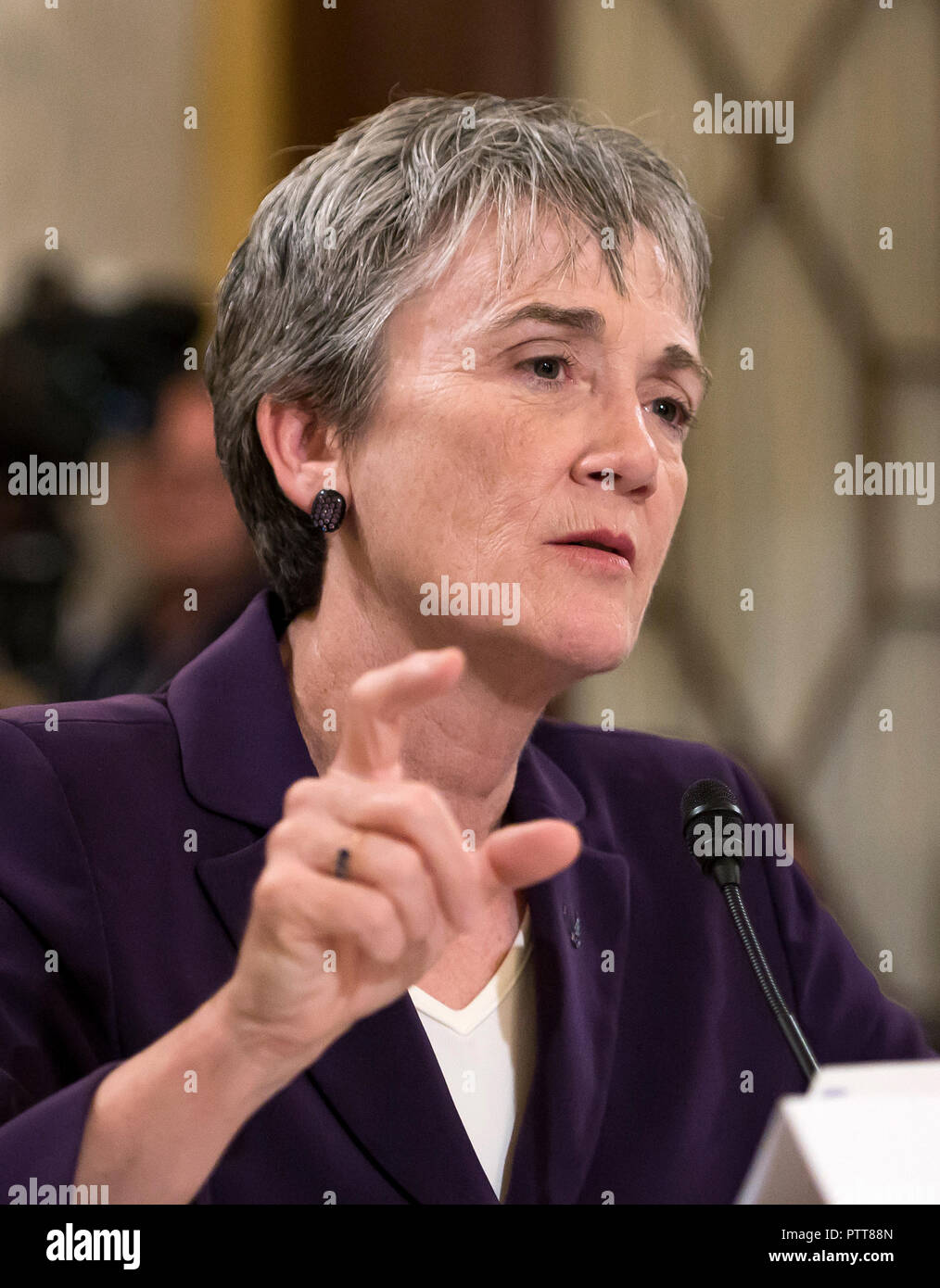 Washington, États-Unis d'Amérique. 10 Oct, 2018. Secrétaire de l'Air Force Heather Wilson donne témoignage devant le comité du Sénat américain sur les services armés Sous-comité sur l'état de préparation et le soutien de la direction au cours d'une audition intitulée "Préparation à l'US Air Force' sur la colline du Capitole à Washington, DC le mercredi, Octobre 10, 2018. Credit : Ron Sachs/CNP Crédit dans le monde entier | conditions : dpa/Alamy Live News Banque D'Images