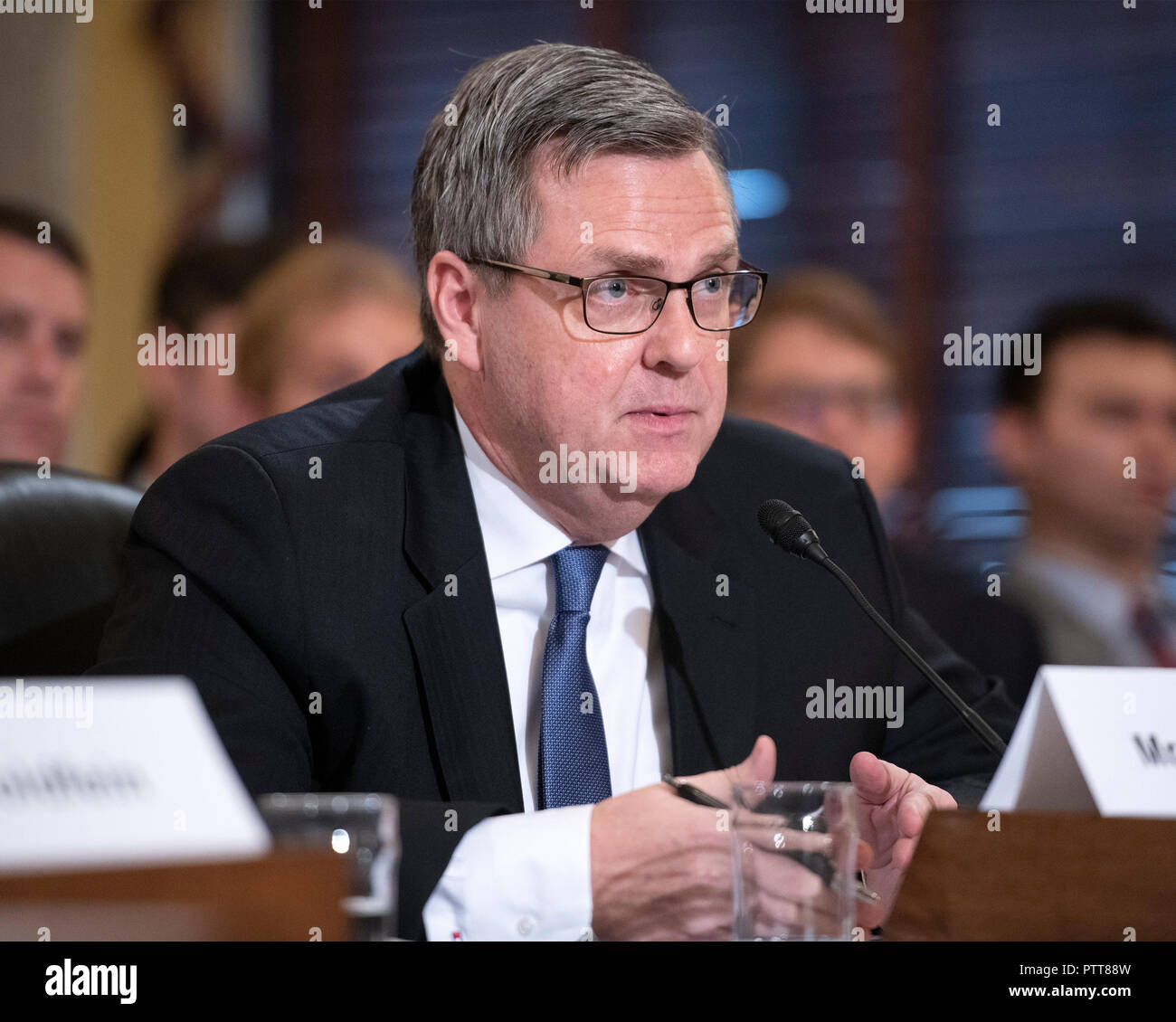 Washington, États-Unis d'Amérique. 10 Oct, 2018. John H. Pendleton, directeur, les capacités de défense et de gestion, United States Government Accountability Office, donne son témoignage devant le comité du Sénat américain sur les services armés Sous-comité sur l'état de préparation et le soutien de la direction au cours d'une audition intitulée "Préparation à l'US Air Force' sur la colline du Capitole à Washington, DC le mercredi, Octobre 10, 2018. Credit : Ron Sachs/CNP Crédit dans le monde entier | conditions : dpa/Alamy Live News Banque D'Images