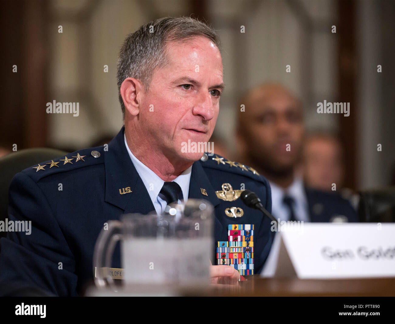 Washington, États-Unis d'Amérique. 10 Oct, 2018. United States Air Force Général David L. Goldfein, chef d'état-major de l'Armée de l'air donne témoignage devant le comité du Sénat américain sur les services armés Sous-comité sur l'état de préparation et le soutien de la direction au cours d'une audition intitulée "Préparation à l'US Air Force' sur la colline du Capitole à Washington, DC le mercredi, Octobre 10, 2018. Credit : Ron Sachs/CNP Crédit dans le monde entier | conditions : dpa/Alamy Live News Banque D'Images