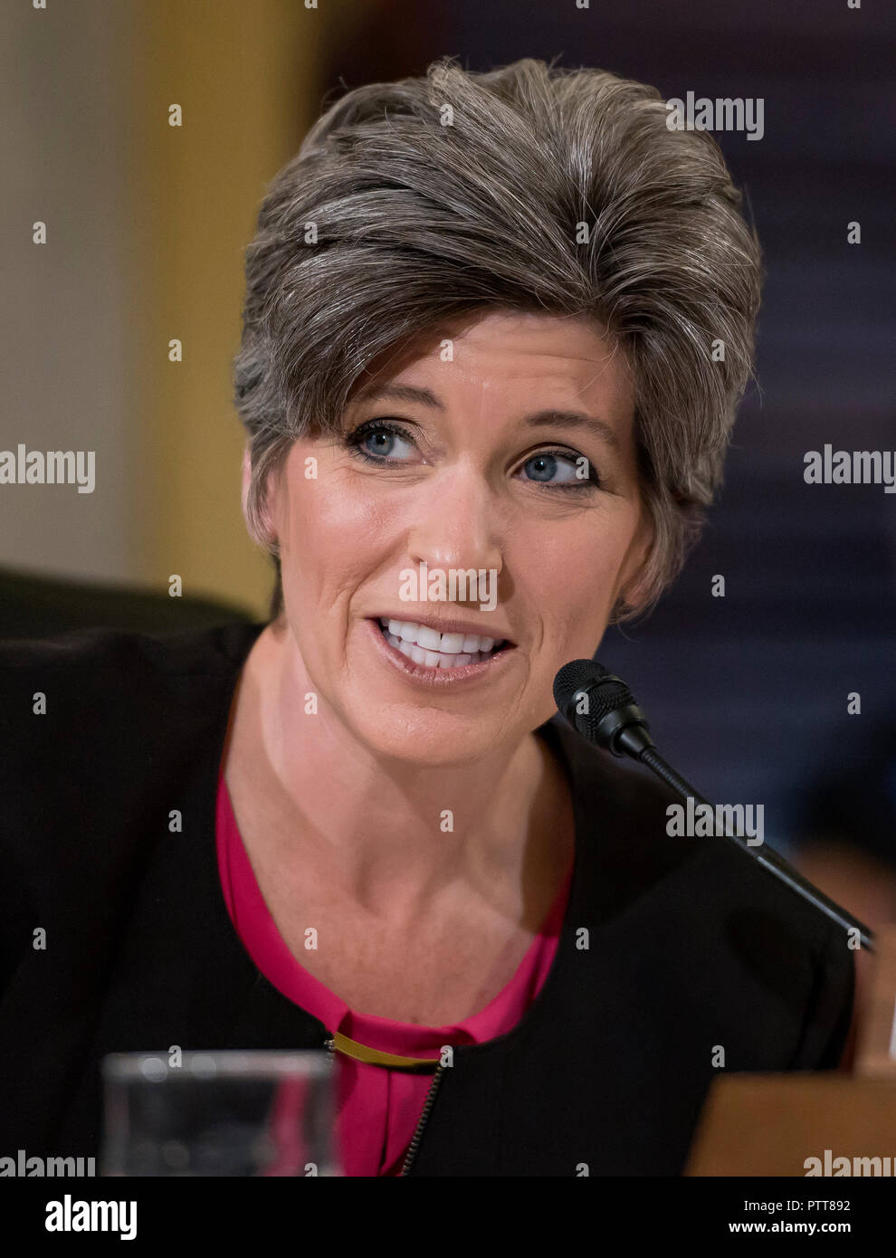 Washington, États-Unis d'Amérique. 10 Oct, 2018. Sénateur des États-Unis Joni Ernst (républicain de l'Iowa) questions témoins durant son témoignage devant le comité du Sénat américain sur les services armés Sous-comité sur l'état de préparation et le soutien de la direction au cours d'une audition intitulée "Préparation à l'US Air Force' sur la colline du Capitole à Washington, DC le mercredi, Octobre 10, 2018. Credit : Ron Sachs/CNP Crédit dans le monde entier | conditions : dpa/Alamy Live News Banque D'Images