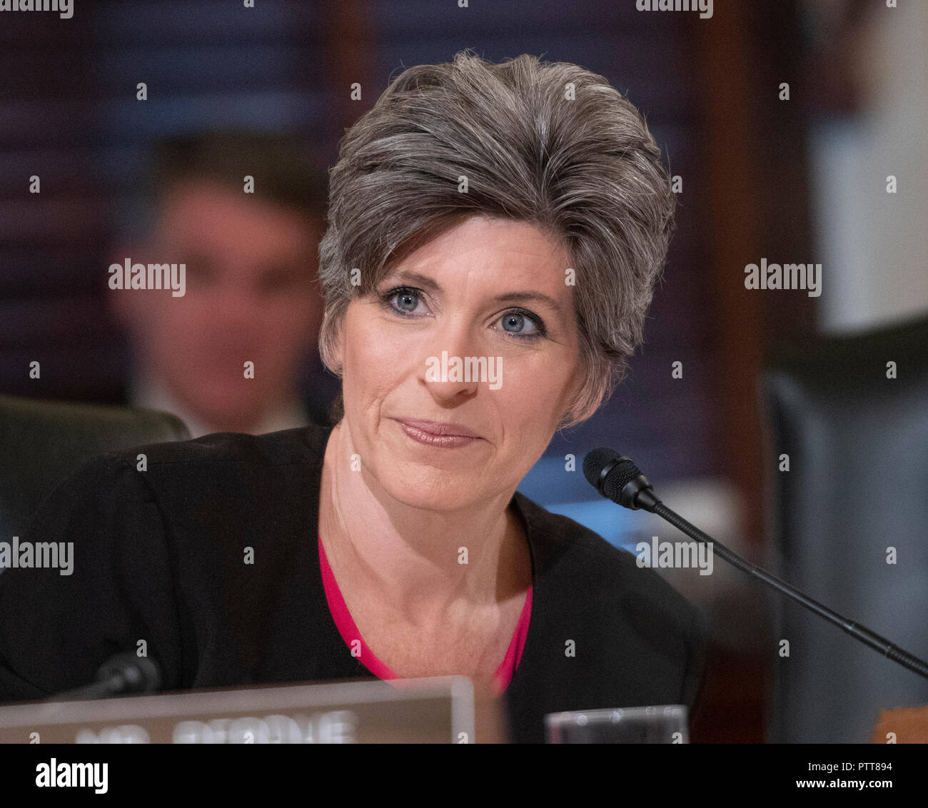 Washington, États-Unis d'Amérique. 10 Oct, 2018. Sénateur des États-Unis Joni Ernst (républicain de l'Iowa) questions témoins durant son témoignage devant le comité du Sénat américain sur les services armés Sous-comité sur l'état de préparation et le soutien de la direction au cours d'une audition intitulée "Préparation à l'US Air Force' sur la colline du Capitole à Washington, DC le mercredi, Octobre 10, 2018. Credit : Ron Sachs/CNP Crédit dans le monde entier | conditions : dpa/Alamy Live News Banque D'Images