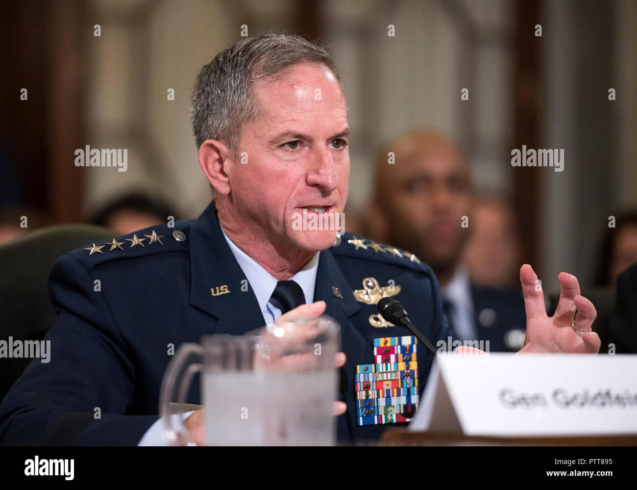 Washington, États-Unis d'Amérique. 10 Oct, 2018. United States Air Force Général David L. Goldfein, chef d'état-major de l'Armée de l'air donne témoignage devant le comité du Sénat américain sur les services armés Sous-comité sur l'état de préparation et le soutien de la direction au cours d'une audition intitulée "Préparation à l'US Air Force' sur la colline du Capitole à Washington, DC le mercredi, Octobre 10, 2018. Credit : Ron Sachs/CNP Crédit dans le monde entier | conditions : dpa/Alamy Live News Banque D'Images