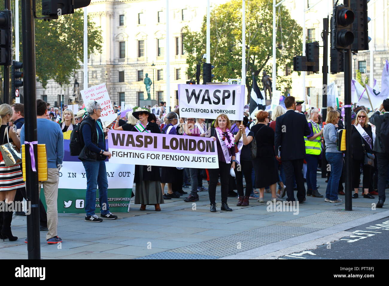 WASPI .London, Royaume-Uni. 10 octobre 2018 les femmes protestent à Parliament Square, Londres contre l'augmentation par le gouvernement de l'âge de la retraite de l'Etat pour les femmes à 66 ans. La manifestation a commencé à Hyde Park et s'est poursuivie sur la place du Parlement. Les manifestants ont bloqué la circulation mais le rassemblement s'est déroulé pacifiquement. Crédit : Russell Moore/Alamy Live News voir la page portefeuille Russell Moore. Banque D'Images