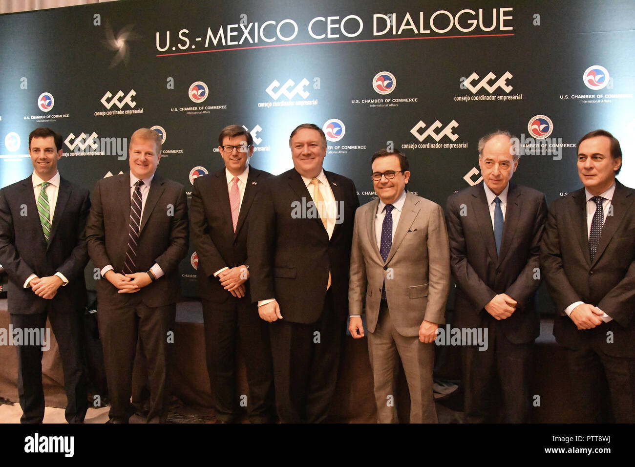 Washington, DC, USA. 10 Oct 2018. La secrétaire d'État des États-Unis, Mike Pompeo, centre, pose pour une photo de groupe avec les membres du Dialogue - Mexique chef parle au département d'État le 10 octobre 2018 à Washington, DC. Credit : Planetpix/Alamy Live News Banque D'Images