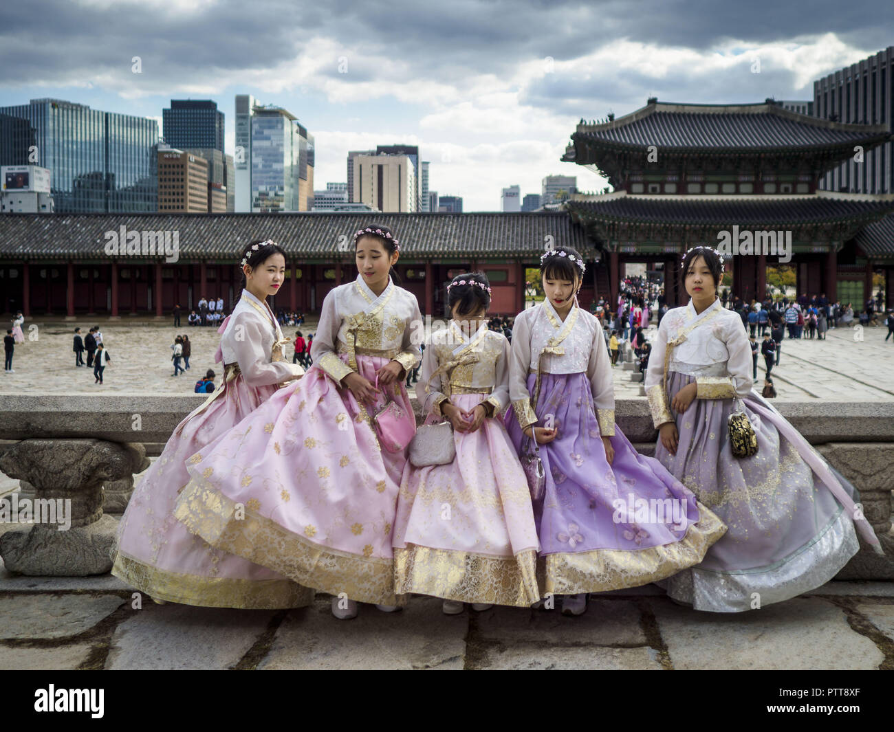 Seoul Seoul Coree du Sud. 10 Oct 2018. Filles sud coreen Hanbok vetements de style a Gyeongbokgung Palace a Seoul. Vetements Coreen Hanbok est traditionnel a l origine populaire dans la fin Dynastie J...
