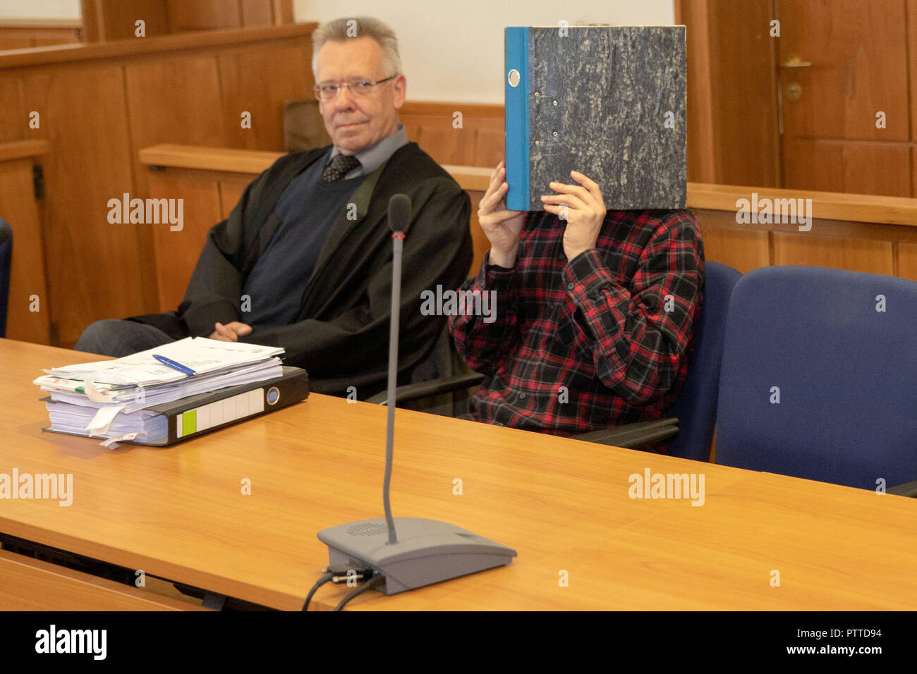 Hanovre, Basse-Saxe. 11Th Oct, 2018. La défenderesse, accusé de tentative d'homicide involontaire, est assis avec son avocat Rainer Nitschke (l) dans la salle d'audience du tribunal régional d'Oldenburg. L'homme est dit avoir percuté un couteau dans le dos d'un 17-year-old man in Oldenburg après un combat. De l'avis du ministère public, de l'auteur présumé est dit avoir été gêné que l'adolescent avait remplacé lui-même à une haie. (Dpa 'couteau attaque sur wild tenailles - accusé reste silencieux à des accusations') Credit : Sascha Stüber/dpa/Alamy Live News Banque D'Images