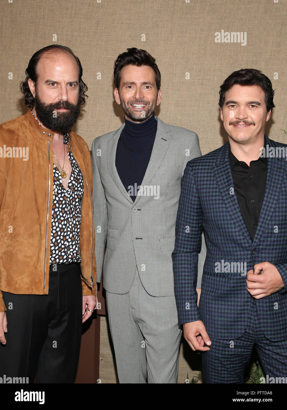 Hollywood, CA. 10 Oct, 2018. Brett Gelman, David Tennant, Arturo del Puerto, au Los Angeles Premiere de HBO's Camping au Paramount Studios à Hollywood, Californie le 10 octobre 2018. Credit : Faye Sadou/media/Alamy Punch Live News Banque D'Images