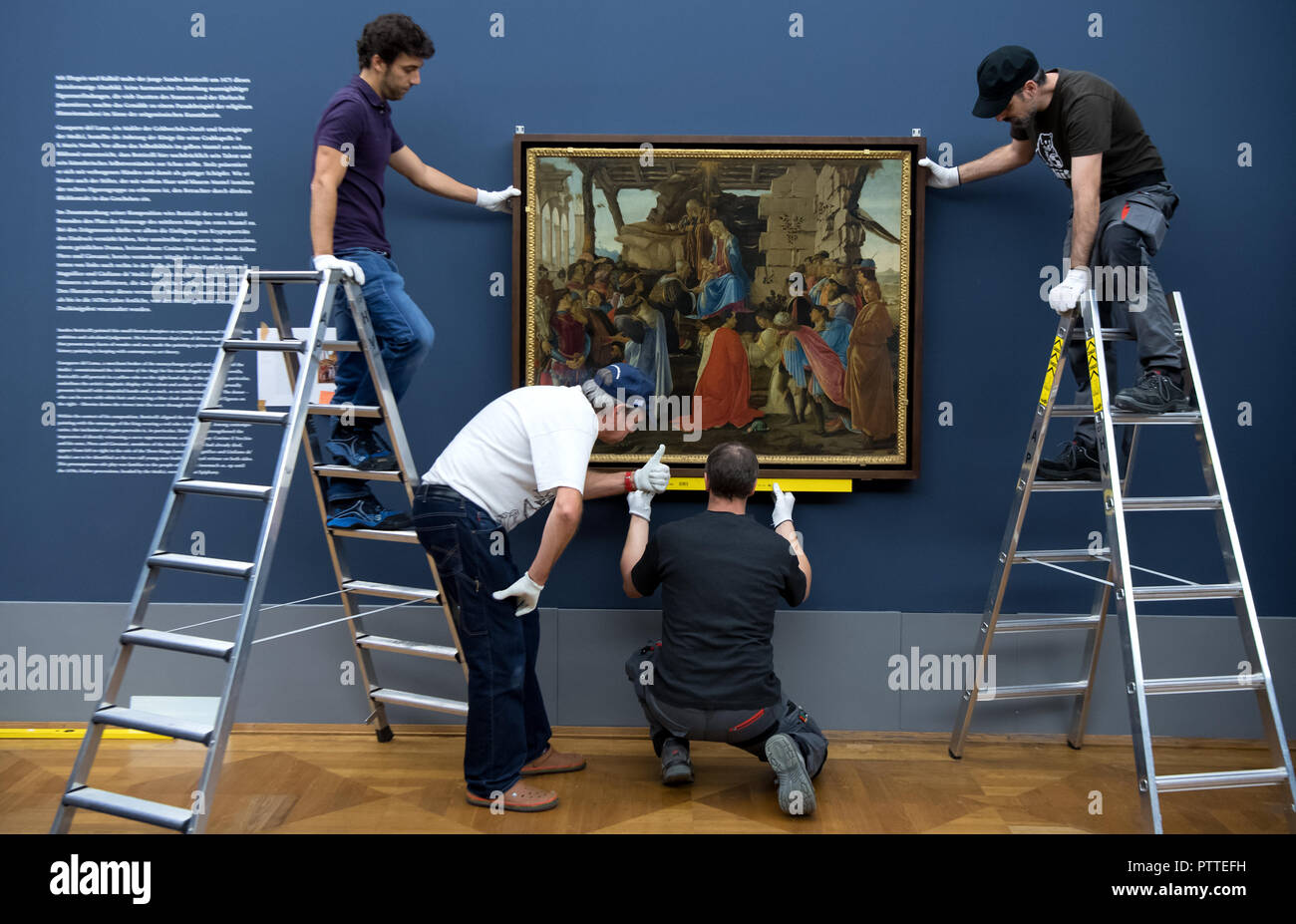 Munich, Bavière. 11Th Oct, 2018. Dans l'Alte Pinakothek, le personnel du musée accrocher la peinture 'Adoration de l'enfant par les trois rois mages" (autour de 1475) par le peintre Sandro Botticelli sur le mur. L'Alte Pinakothek se prépare pour la première grande exposition après la rénovation générale. L'exposition 'Florence et ses peintres - à partir de Giotto à Leonardo da Vinci' dure du 18.10.2018 au 27.01.2019. Crédit : Sven Hoppe/dpa/Alamy Live News Banque D'Images