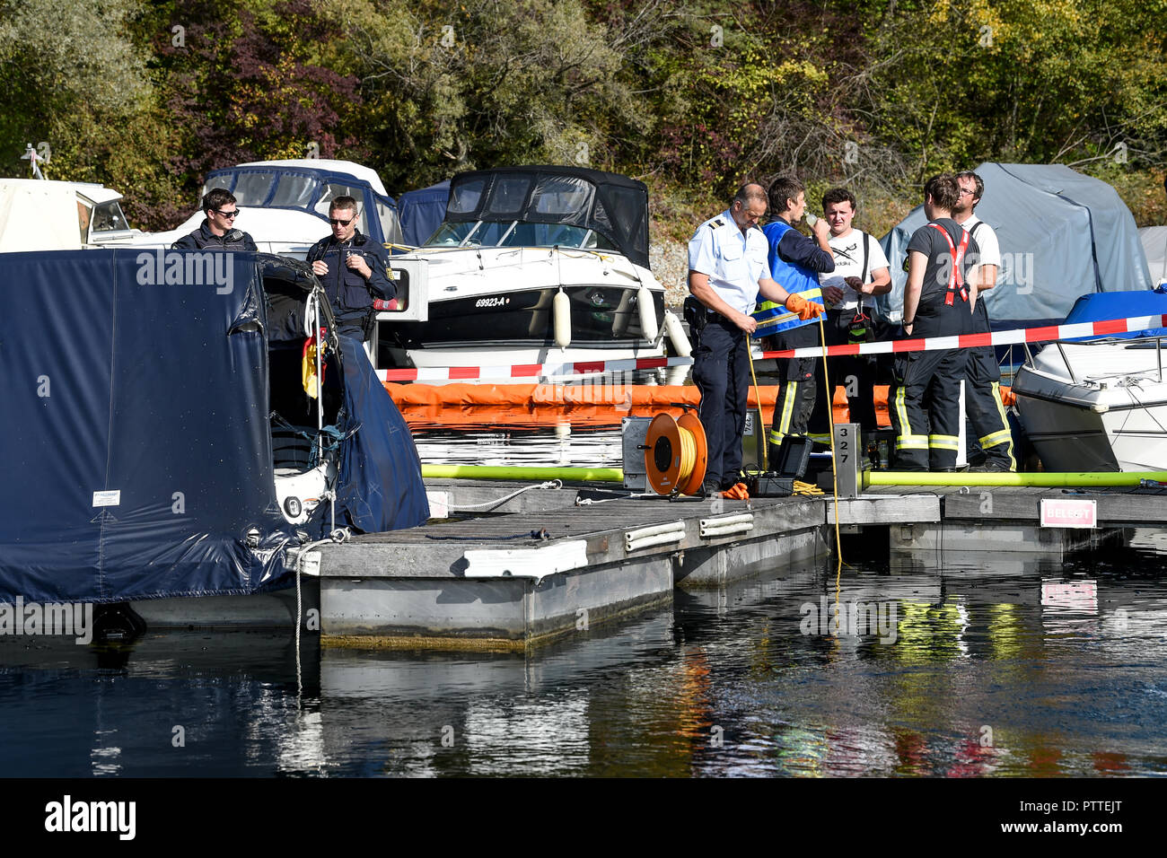 11 octobre 2018, Bade-Wurtemberg, Kressbronn : Policiers et pompiers sont debout sur la scène de l'accident, où plusieurs bateaux à moteur ont brûlé. Photo : Felix Kästle/dpa Banque D'Images