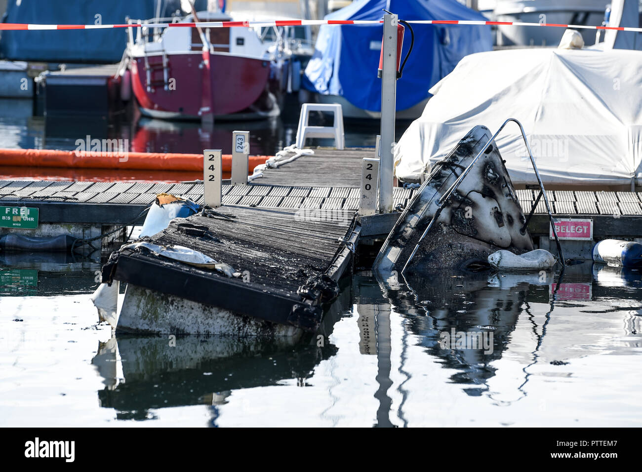 11 octobre 2018, Bade-Wurtemberg, Kressbronn : la pointe d'un yacht à moteur endommagé par le feu s'avance hors de l'eau à la marina Ultramarin sur le lac de Constance. Photo : Felix Kästle/dpa Banque D'Images