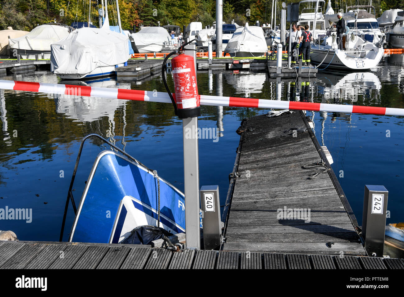 11 octobre 2018, Bade-Wurtemberg, Kressbronn : la pointe d'un yacht à moteur endommagé par le feu s'avance hors de l'eau à la marina Ultramarin sur le lac de Constance. Photo : Felix Kästle/dpa Banque D'Images
