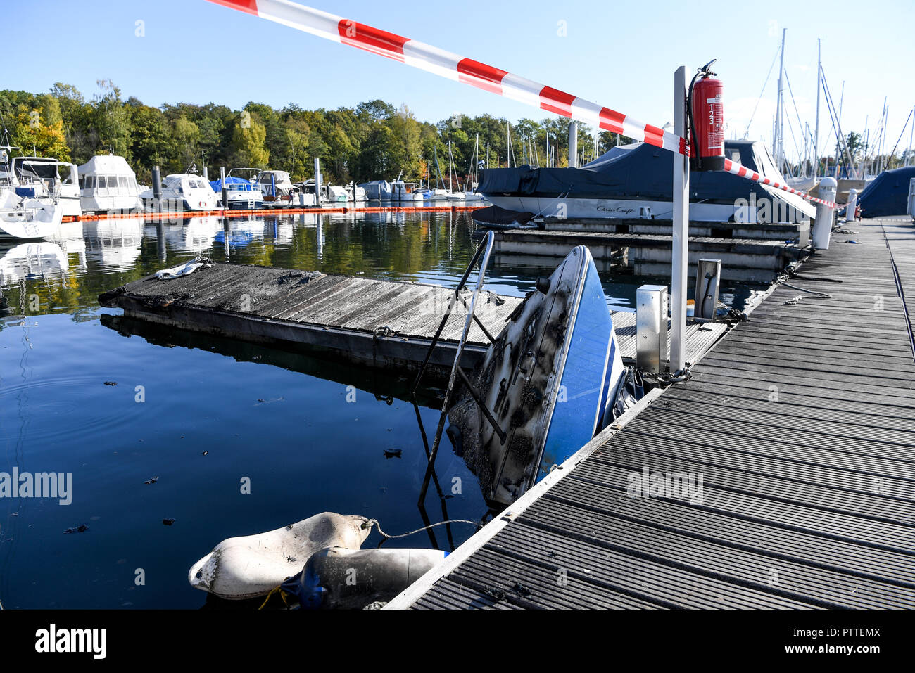 11 octobre 2018, Bade-Wurtemberg, Kressbronn : la pointe d'un yacht à moteur endommagé par le feu s'avance hors de l'eau à la marina Ultramarin sur le lac de Constance. Photo : Felix Kästle/dpa Banque D'Images