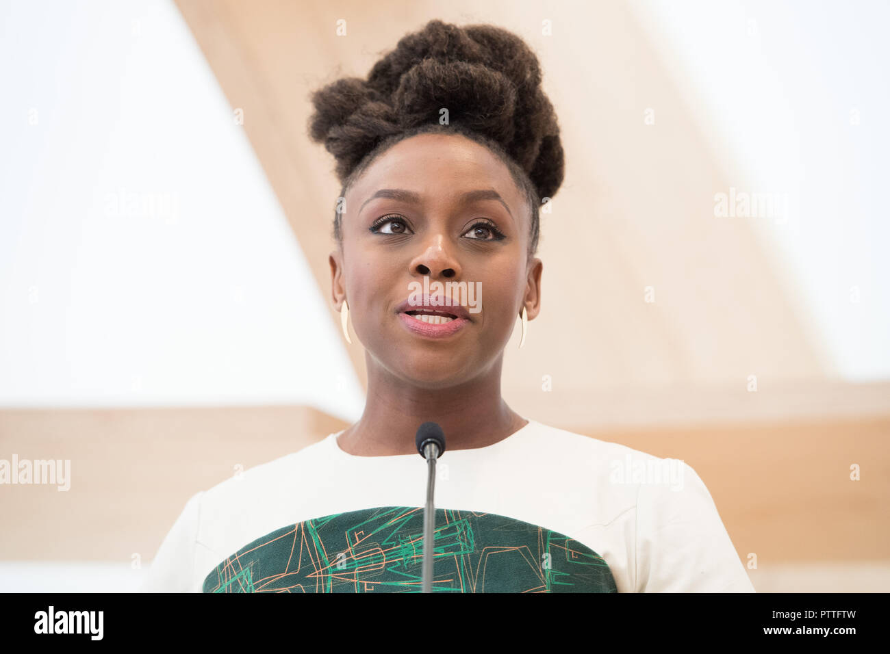 Chimamanda Ngozi Adichie, l'auteur, entretiens, discours, parler, le portrait, au cours de la conférence de presse d'ouverture de la foire du livre de Francfort 2018 sur 09.10.2018, Foire du livre de Francfort à partir de 2018 10.10 - 14.10.2018 à Frankfurt am Main / Allemagne. Dans le monde d'utilisation | Banque D'Images