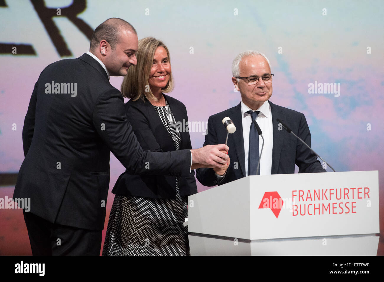Mamuka BAKHTADZE (l., Premier Ministre de la Géorgie), Federica MOGHERINI (withte., haut représentant de l'Union européenne pour les Affaires étrangères et la politique de sécurité, Vice-président de la Commission européenne) et Heinrich (Riethmáller RIETHMUELLER, chef de l'Association de la Bourse de commerce du livre allemand) s'est ouverte avec un coup de marteau de la Foire du livre de Francfort, la moitié de la figure, la moitié de la figure, Marteau, Schlag, lors de la cérémonie d'ouverture de la foire du livre de Francfort 2018 sur 09.10.2018, Foire du livre de Francfort à partir de 2018 10.10 - 14.10.2018 à Frankfurt am Main / Allemagne. Dans le monde d'utilisation | Banque D'Images