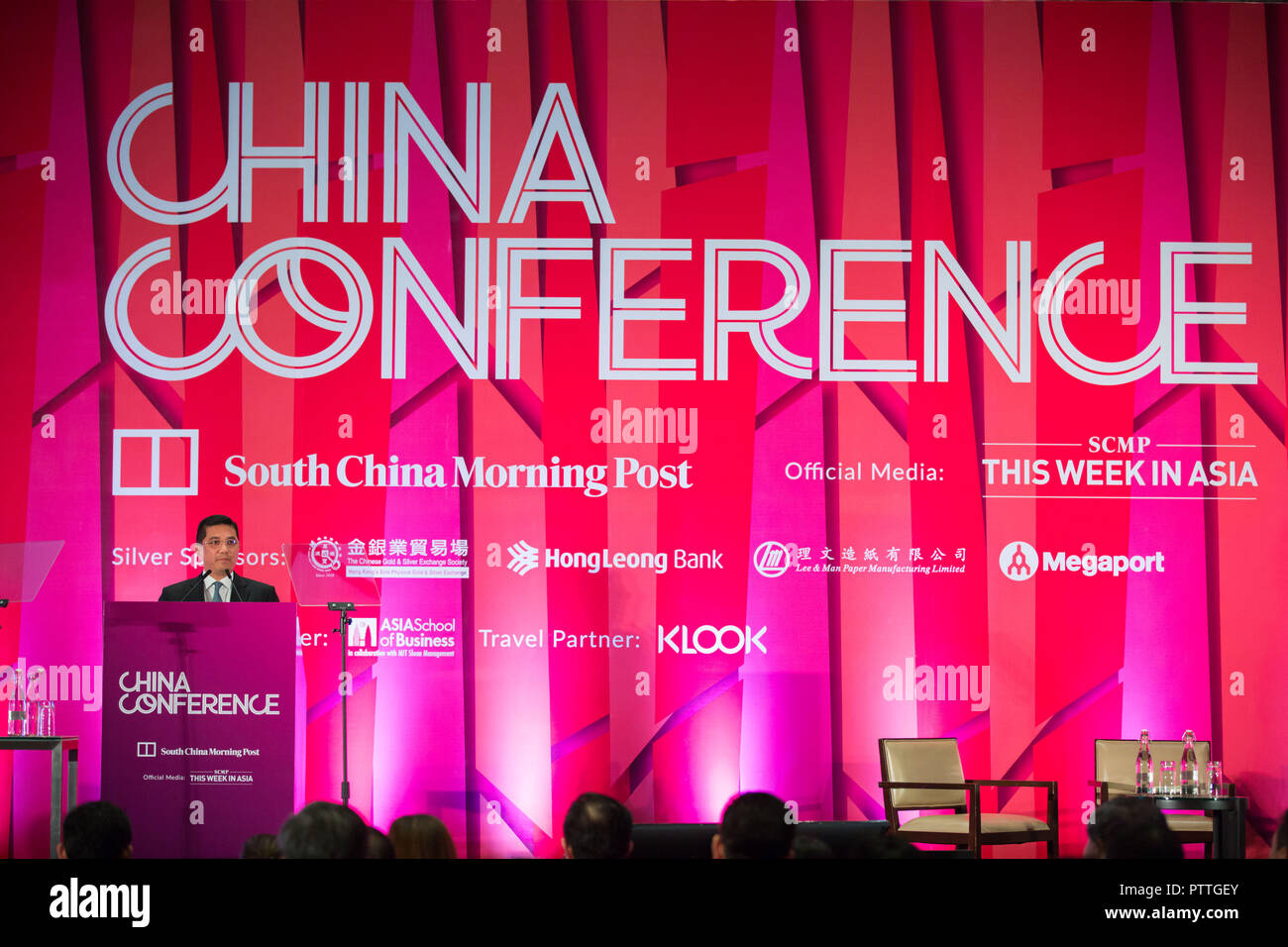 Kuala Lumpur, Malaisie. 11Th Oct, 2018. Le Ministre des affaires économique malaisien Mohamed Azmin Ali livre les remarques de clôture à la Chine Conférence organisée par le South China Morning Post à Kuala Lumpur, Malaisie, le 11 octobre 2018. La Malaisie est à l'égard de l'exploitation des nouvelles possibilités de ses relations de longue date avec la Chine, l'essor de ce qui a bénéficié aux pays de l'Asie du Sud-Est, Mohamed Azmin Ali a déclaré jeudi. Credit : Zhu Wei/Xinhua/Alamy Live News Banque D'Images