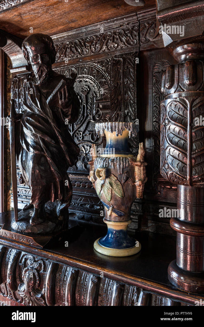 Statue en bois sculpté et vase avec alligators à Hauteville House Banque D'Images