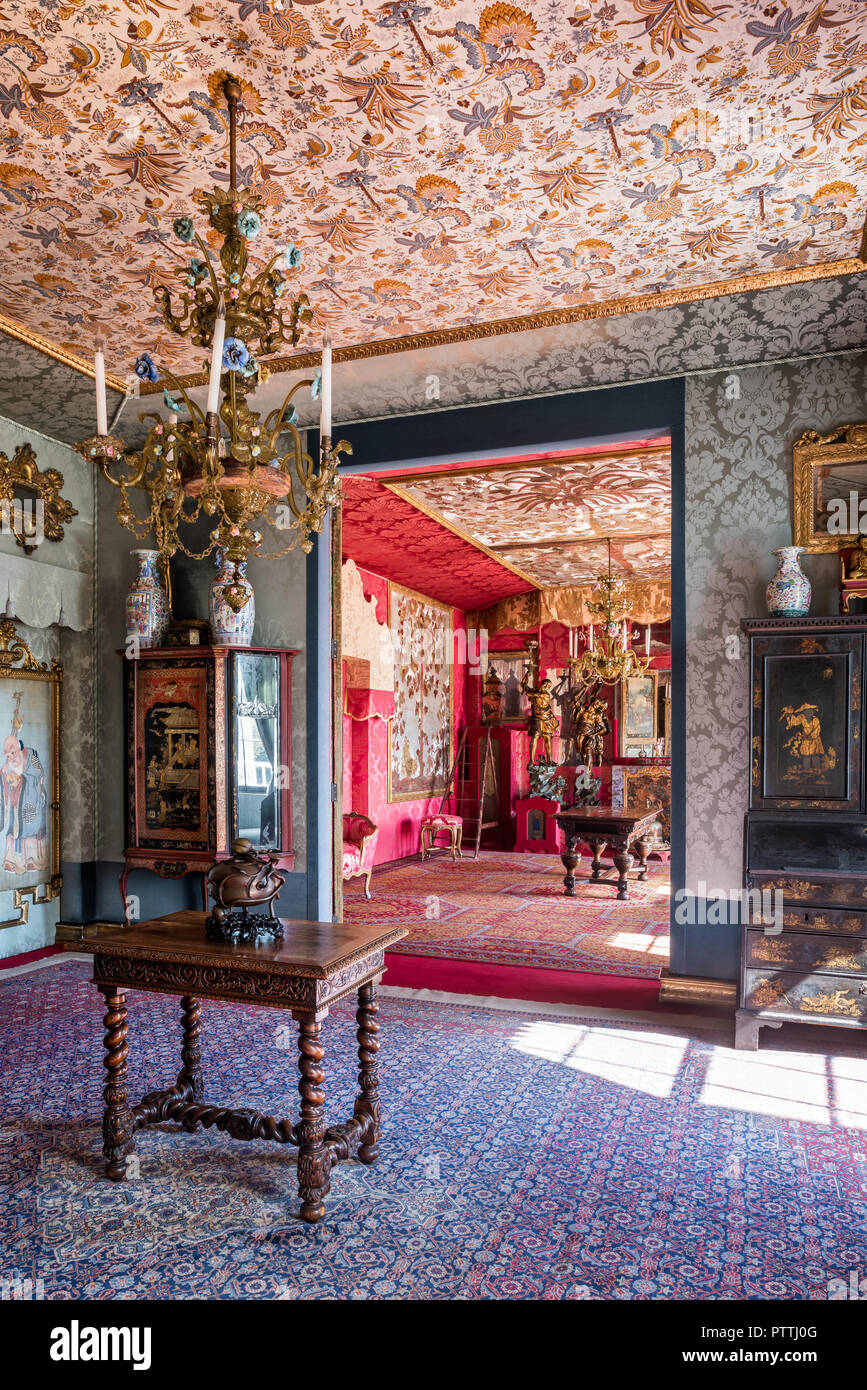 Brûleur d'encens en bronze acheté par Victor Hugo de l'écrivain français Alexandre Dumas dans une chambre moquettée avec silk chinoiserie, Hauteville House Banque D'Images