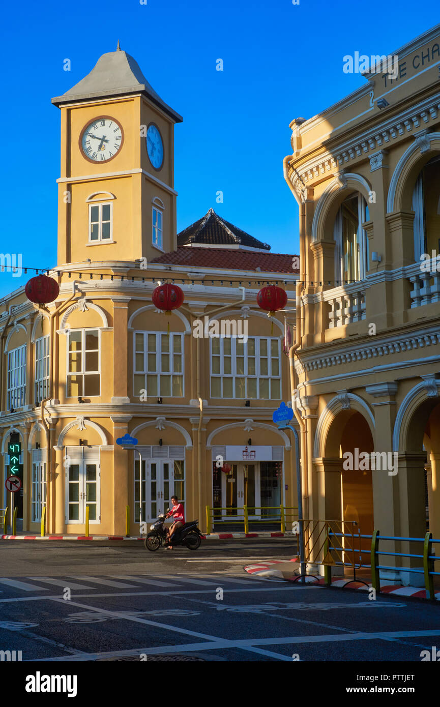 Tôt le matin dans la vieille ville de Phuket Ville (ou la ville de Phuket) avec sa célèbre tour de l'horloge et maisons de style sino-portugais restauré Banque D'Images