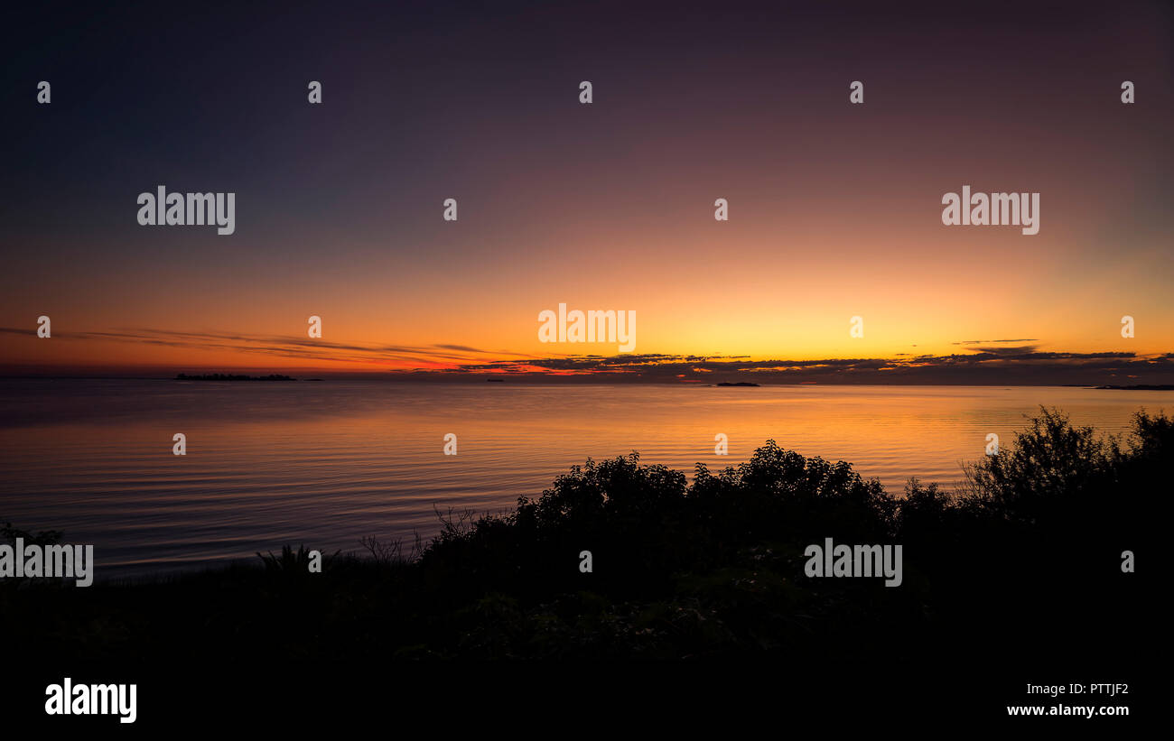 Coucher du soleil en face de la Plata dans la ville de Colonia del Sacramento, République orientale de l'Uruguay Banque D'Images