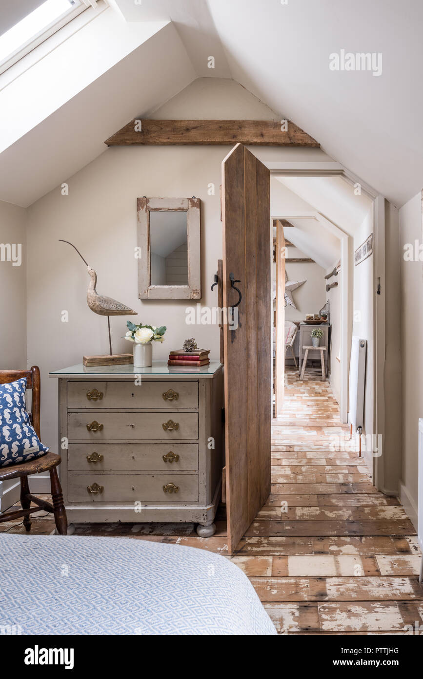 Un plancher de bois récupérés avec sandpiper sur la poitrine de chambre à coucher Banque D'Images