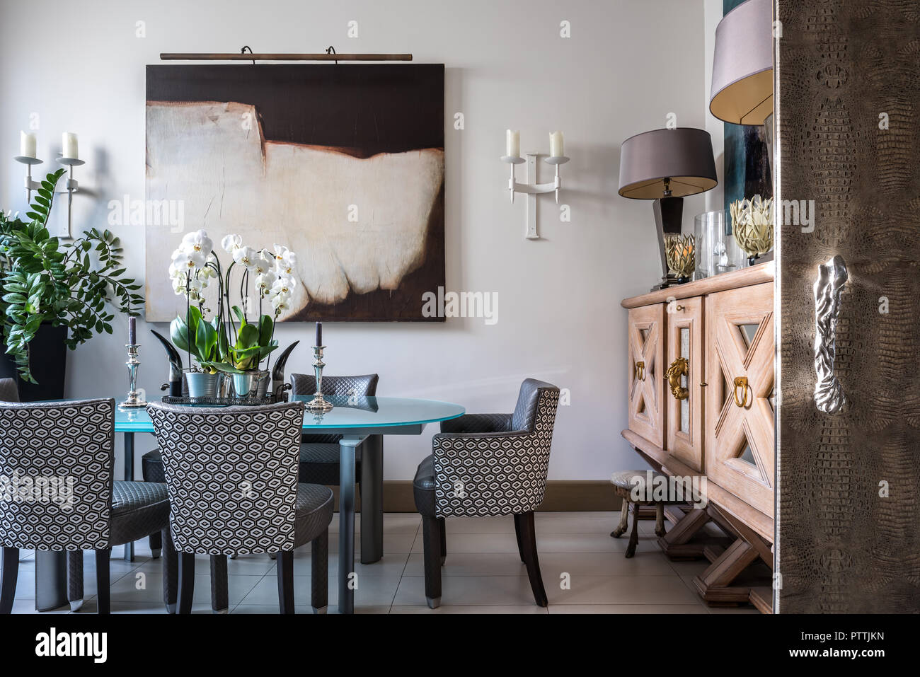 Grand buffet en bois et d'art moderne de salle à manger avec chaises rembourrées Banque D'Images