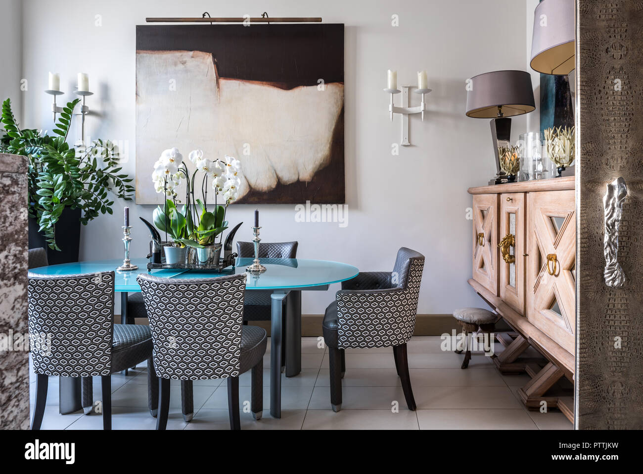 Grandes chaises de table de salle à manger Banque de photographies et  d'images à haute résolution - Alamy