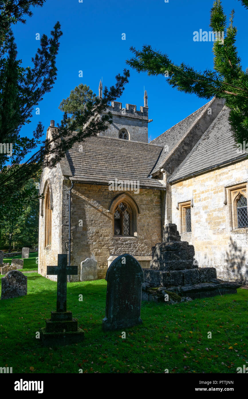 Porche de l'église St James, Colesbourne, Gloucestershire et base de croix cimetière Banque D'Images