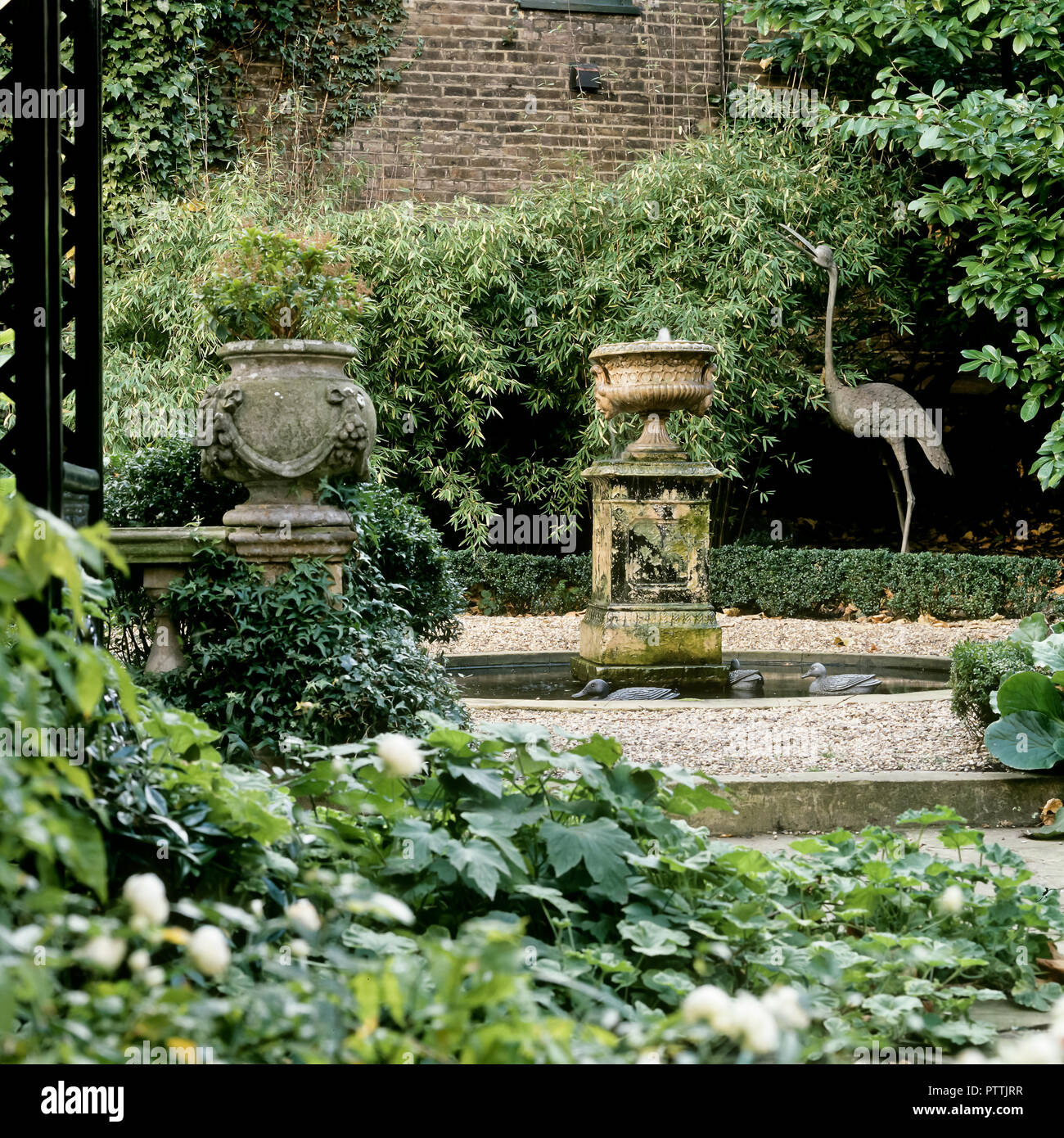 Dispositif de l'eau et de la vie des oiseaux dans sculpture‌ taille Kensington Garden Banque D'Images