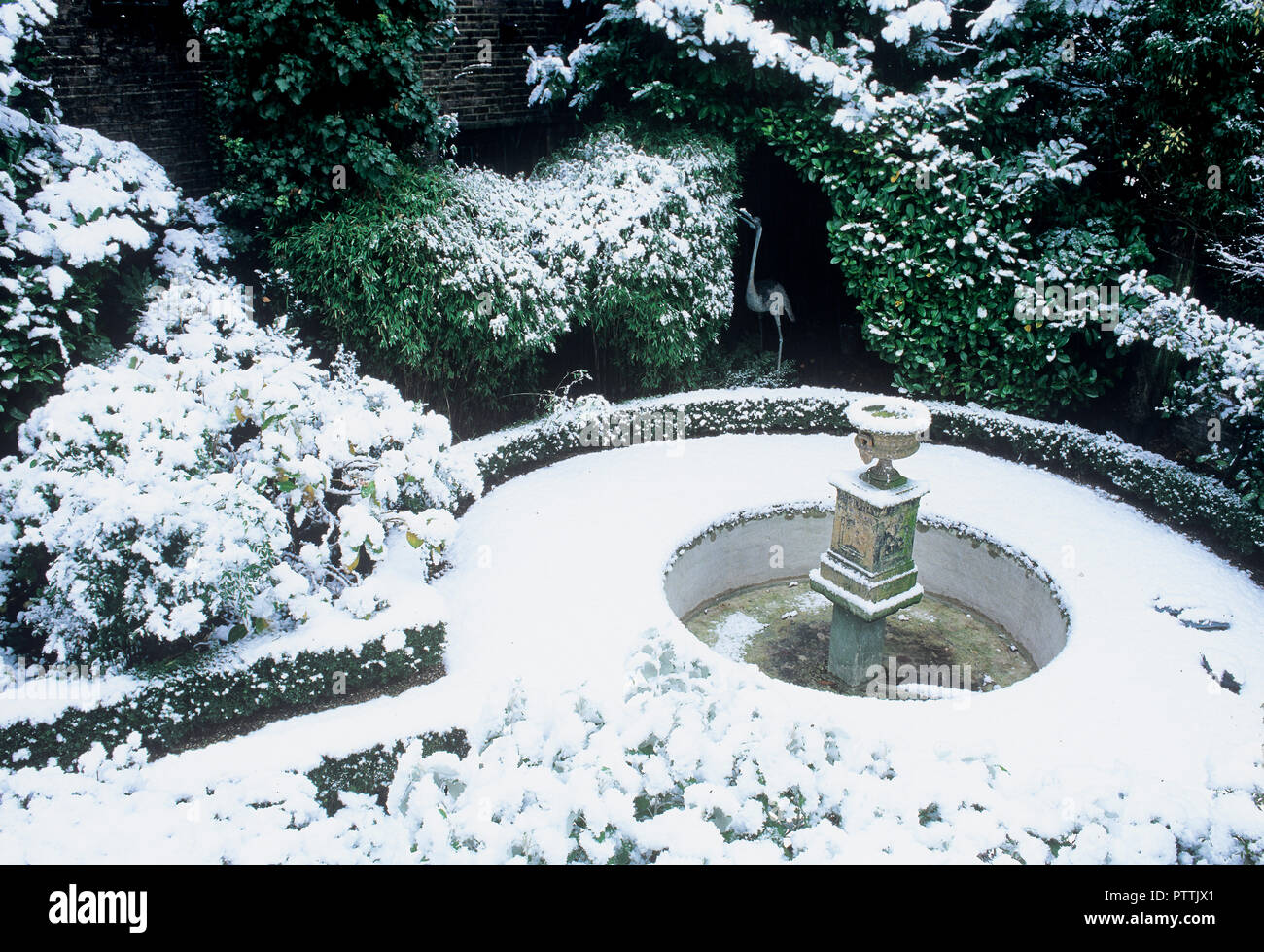 En fonction de l'eau étang avec couverture fort sous la neige Banque D'Images