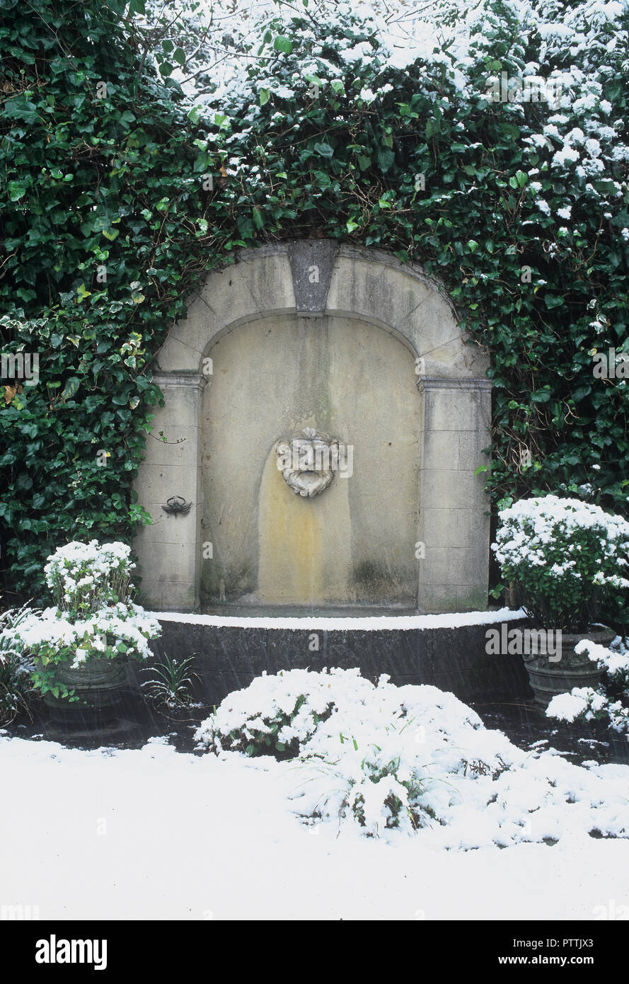 Tuyère d'eau en pierre voûtée sur wall‌ à Kensington Garden Banque D'Images