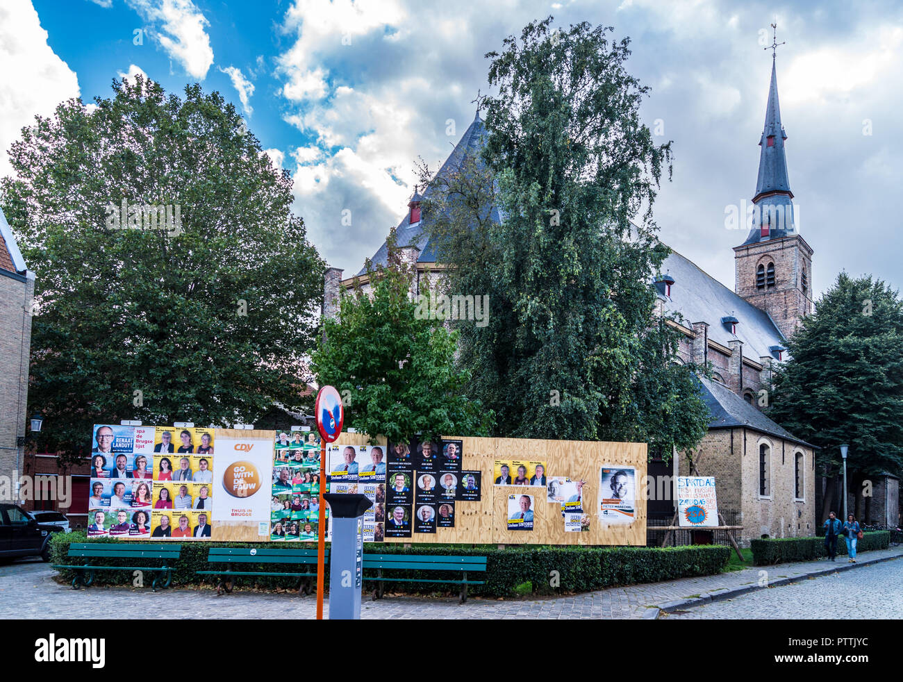 Des affiches électorales politiques en dehors de l'église Sainte-Anne, Sint Annakerk, Bruges, Brugge (Belgique), Banque D'Images