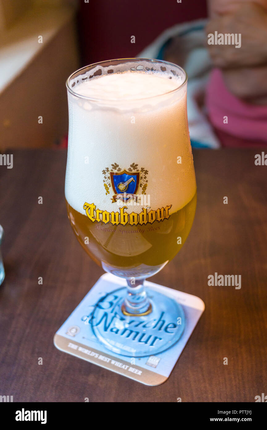Un verre de bière blanche 'troubadour' Café, Rose Red, Bruges, Brugge (Belgique), Banque D'Images