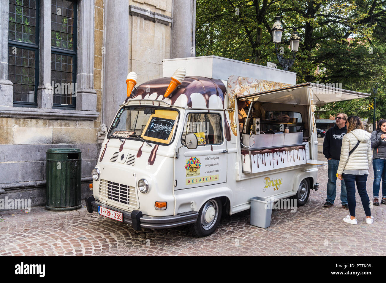 Peugeot 203 véhicule utilitaire utilisé comme une glace et en kiosque à gaufres Gelateria Arlecchino, Burg, Bruges, Brugge (Belgique), Banque D'Images