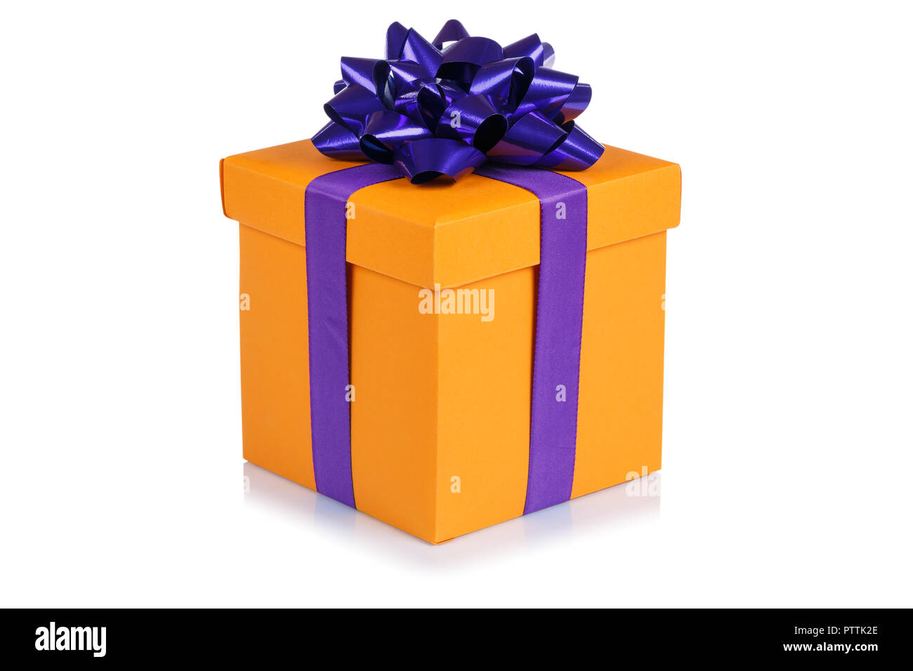 Cadeau anniversaire cadeau de Noël boîte orange isolé sur fond blanc Photo  Stock - Alamy