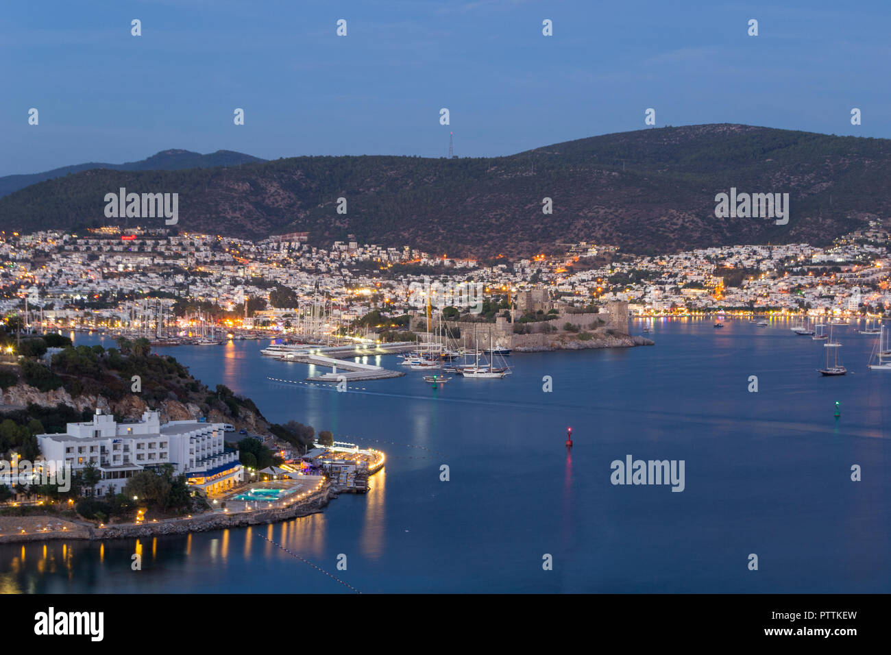 Belle vue panoramique de Bodrum après le coucher du soleil - Turquie Banque D'Images