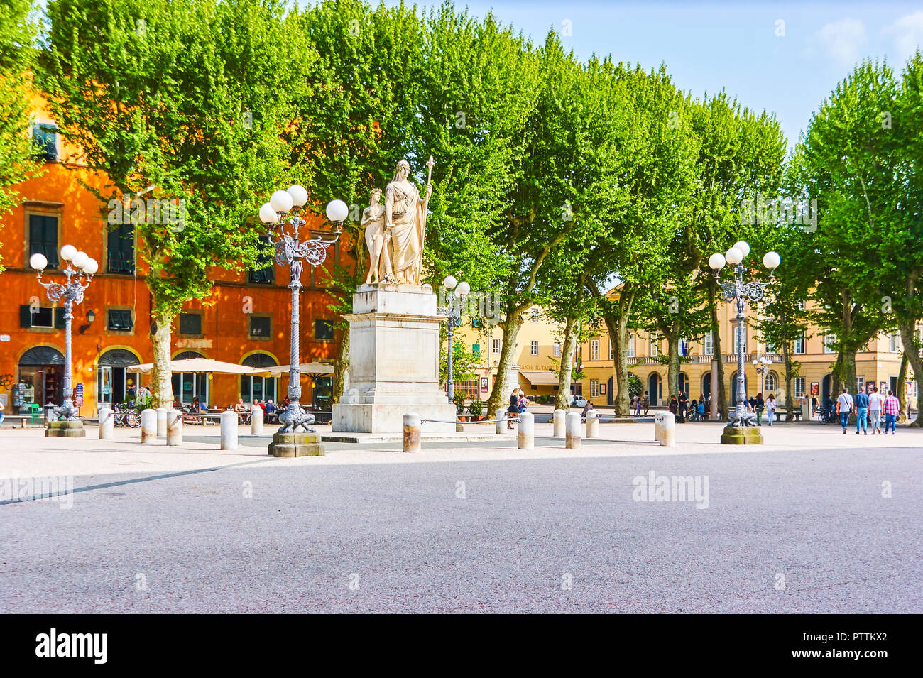 LUCCA, ITALIE - 30 avril 2013 : la pittoresque Piazza Napoleone entourée par une végétation luxuriante est un endroit très populaire pour se reposer et visiter les cafés, sur Banque D'Images