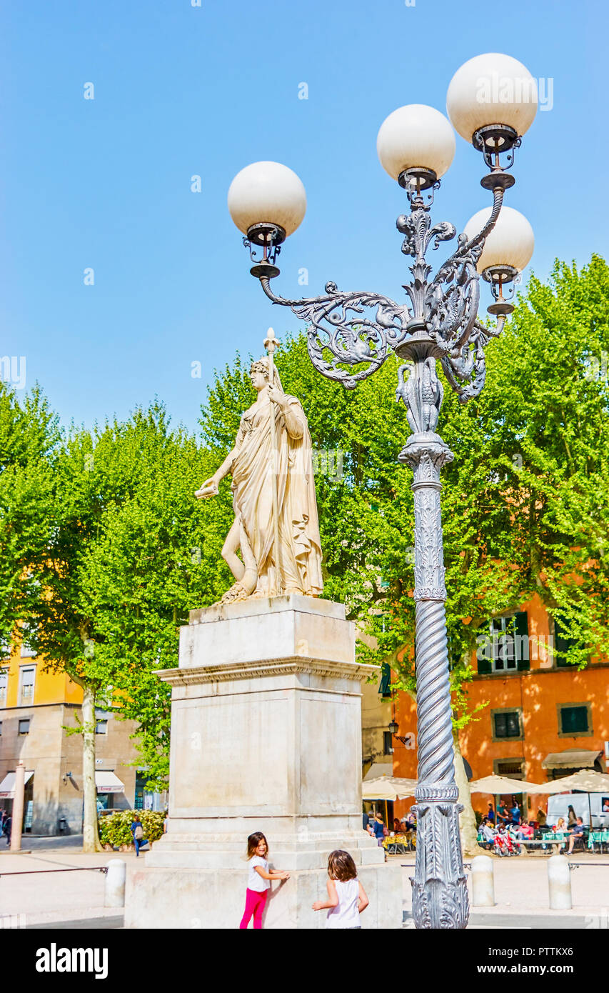 LUCCA, ITALIE - 30 avril 2013 : La statue en marbre de la duchesse Maria Luisa Borbone, situé sur la Piazza Napoleone, le 30 avril à Lucques Banque D'Images