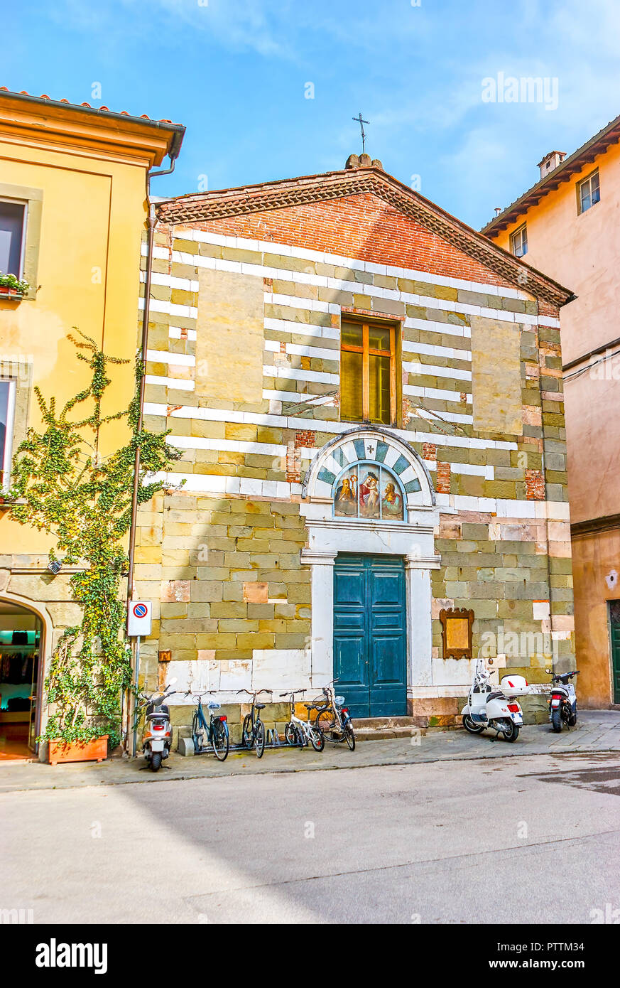 La façade de la ville médiévale de San Benedetto dans Gottela église avec différents types de pierre, situé sur la Piazza Bernardini à Lucca, Italie Banque D'Images