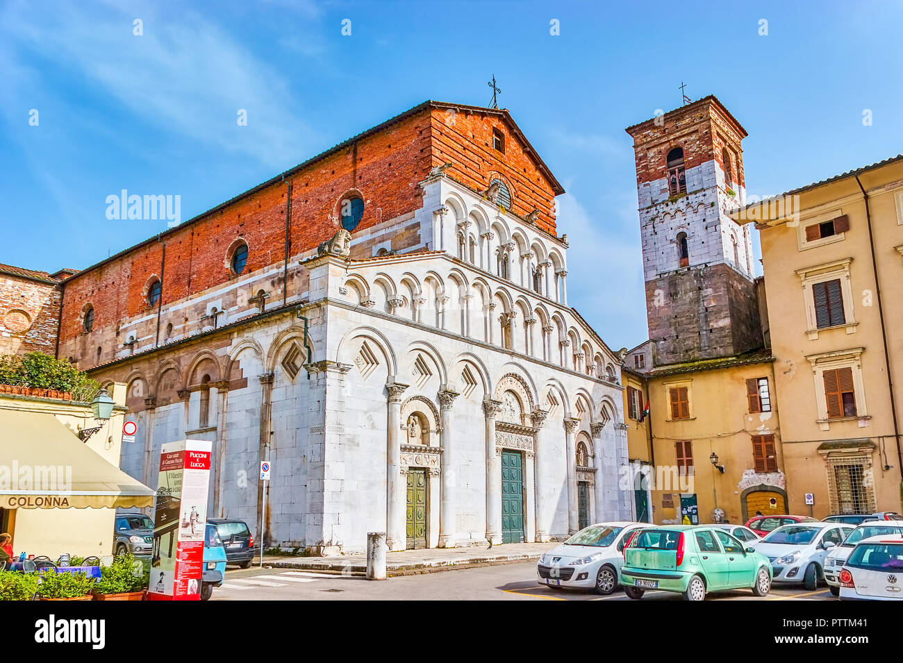 LUCCA, ITALIE - 30 avril 2013 : l'Église médiévale Santa Maria Forisportam incomplète avec façade en marbre et petit clocher sur le voisin buildi Banque D'Images